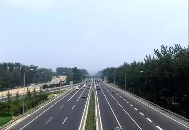 間斷性踩油門(mén)的操作，能讓我們?cè)谛旭倳r(shí)省油嗎？